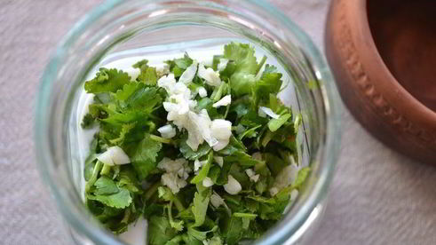 оладьи с кукурузой и соусом из натурального йогурта