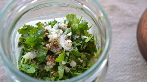 оладьи с кукурузой и соусом из натурального йогурта