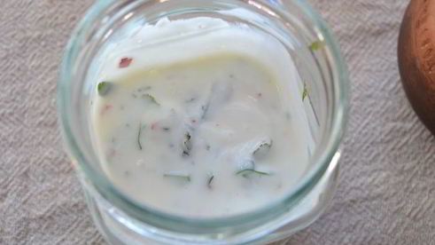 оладьи с кукурузой и соусом из натурального йогурта