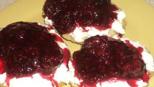 Оладьи с маскарпоне и ягодным соусом