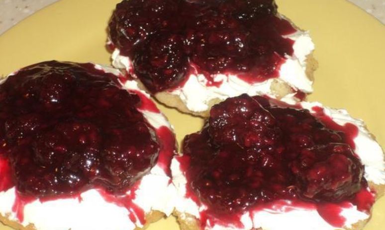 Рецепт оладий с маскарпоне и ягодным соусом