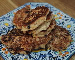 Овсяные оладушки на кефире с изюмом и корицей