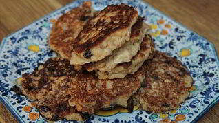 Овсяные оладушки на кефире с изюмом и корицей