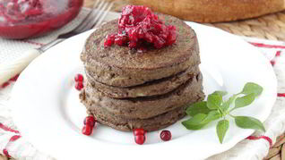 Печеночные оладьи с брусничным соусом