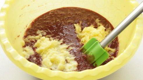 печеночные оладьи с брусничным соусом