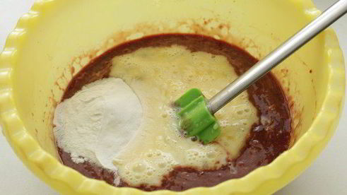 печеночные оладьи с брусничным соусом