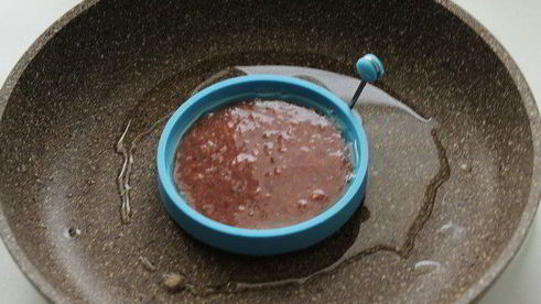 печеночные оладьи с брусничным соусом