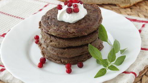 печеночные оладьи с брусничным соусом