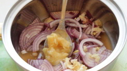 печеночные оладьи с брусничным соусом