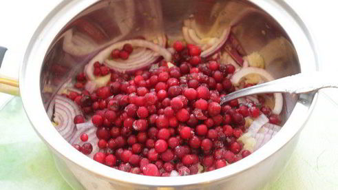 печеночные оладьи с брусничным соусом