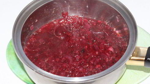 печеночные оладьи с брусничным соусом