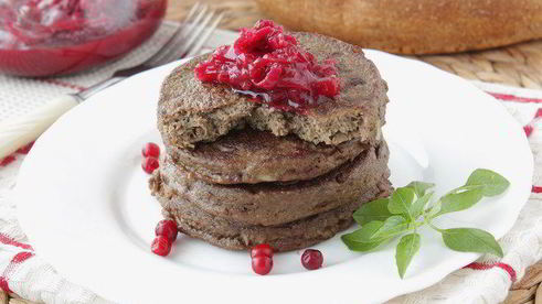 печеночные оладьи с брусничным соусом