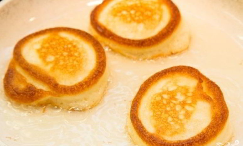 Рецепт пышных оладий на кислом молоке без дрожжей