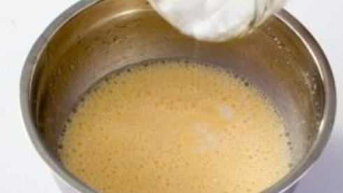 пышные оладьи на кислом молоке без дрожжей