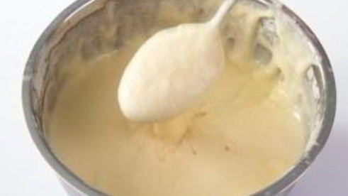 пышные оладьи на кислом молоке без дрожжей