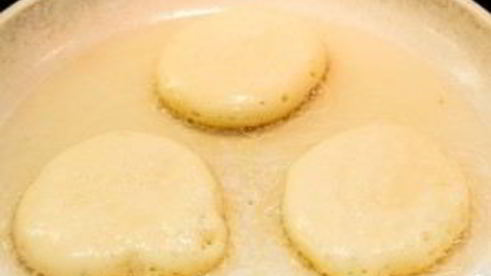 пышные оладьи на кислом молоке без дрожжей