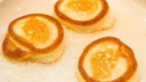 пышные оладьи на кислом молоке без дрожжей