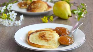 Сливочные оладьи с грушей Дюшес