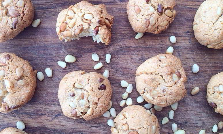 Рецепт итальянского миндального печенья с кедровыми орешками