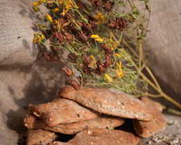 Крекеры с кунжутом и калинджи