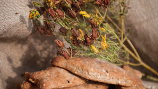 Крекеры с кунжутом и калинджи