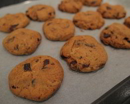 Печенье с шоколадом и черносливом в сиропе