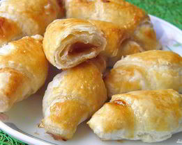 Рогалики из слоеного теста