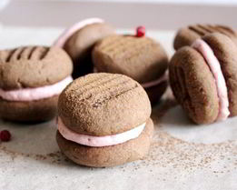 Шоколадное сэндвич-печенье с ягодным кремом