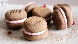 Шоколадное сэндвич-печенье с ягодным кремом