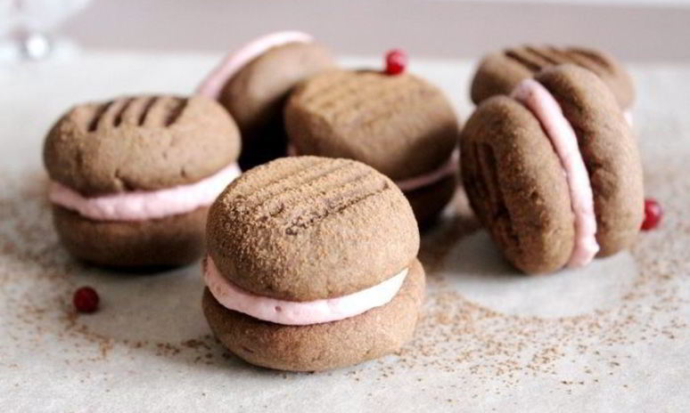 Рецепт шоколадного сэндвич-печенье с ягодным кремом