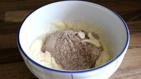 шоколадное сэндвич-печенье с ягодным кремом