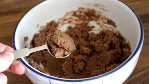 шоколадное сэндвич-печенье с ягодным кремом