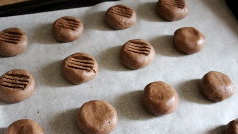 шоколадное сэндвич-печенье с ягодным кремом