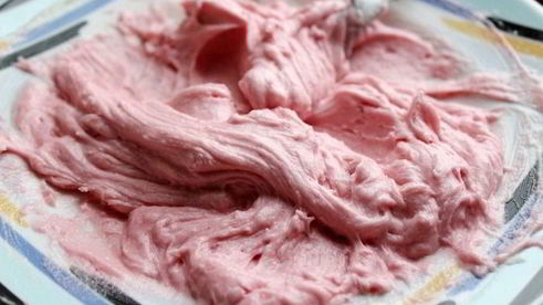 шоколадное сэндвич-печенье с ягодным кремом