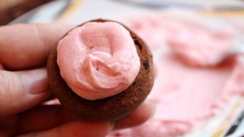 шоколадное сэндвич-печенье с ягодным кремом