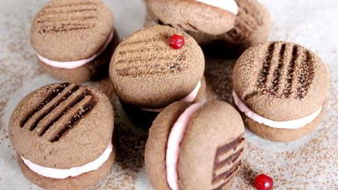 шоколадное сэндвич-печенье с ягодным кремом