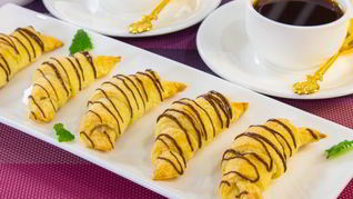 Слоеные рогалики с орехами