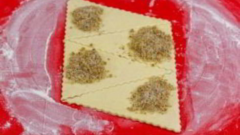 слоеные рогалики с орехами