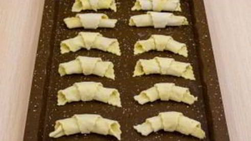 слоеные рогалики с орехами