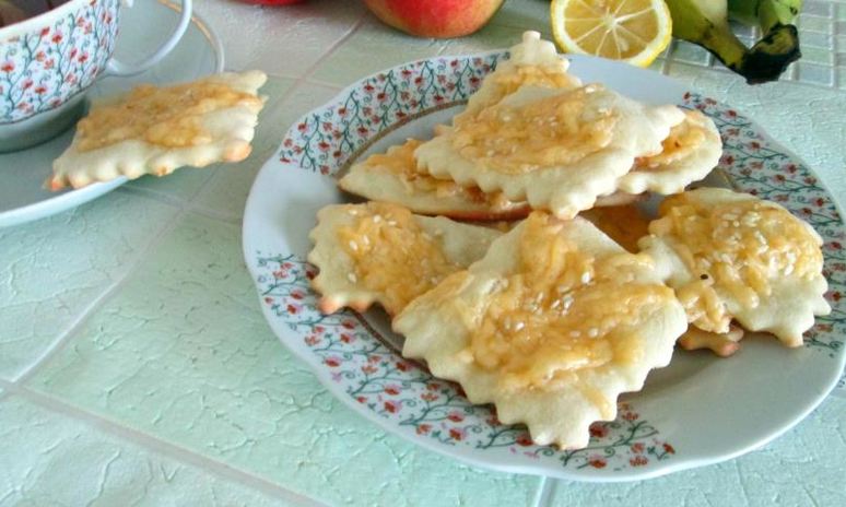 Рецепт сырного печенья с кунжутом