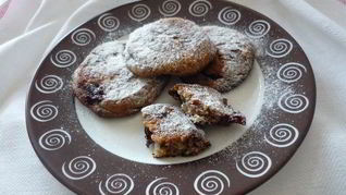 Творожное печенье с вишней и шоколадом