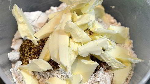 закусочное печенье с перцем и крабовыми палочками