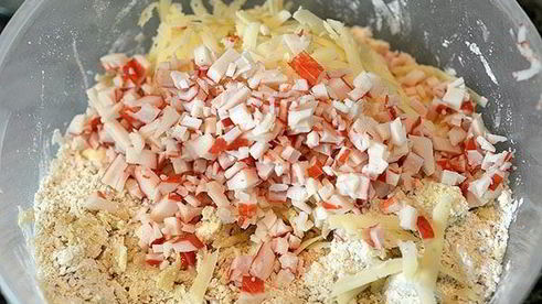 закусочное печенье с перцем и крабовыми палочками