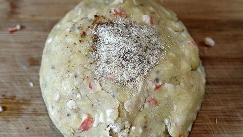 закусочное печенье с перцем и крабовыми палочками