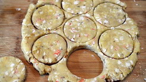 закусочное печенье с перцем и крабовыми палочками