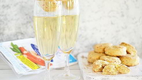 закусочное печенье с перцем и крабовыми палочками