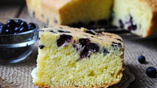 Бисквитный пирог с черникой