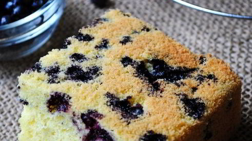 бисквитный пирог с черникой