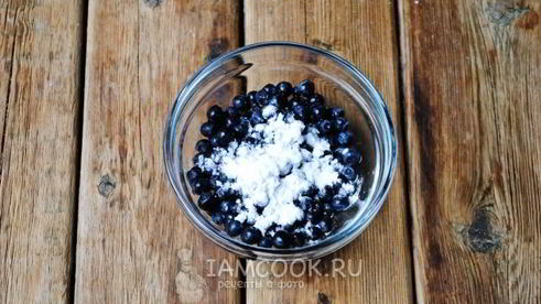 бисквитный пирог с черникой