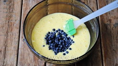 бисквитный пирог с черникой